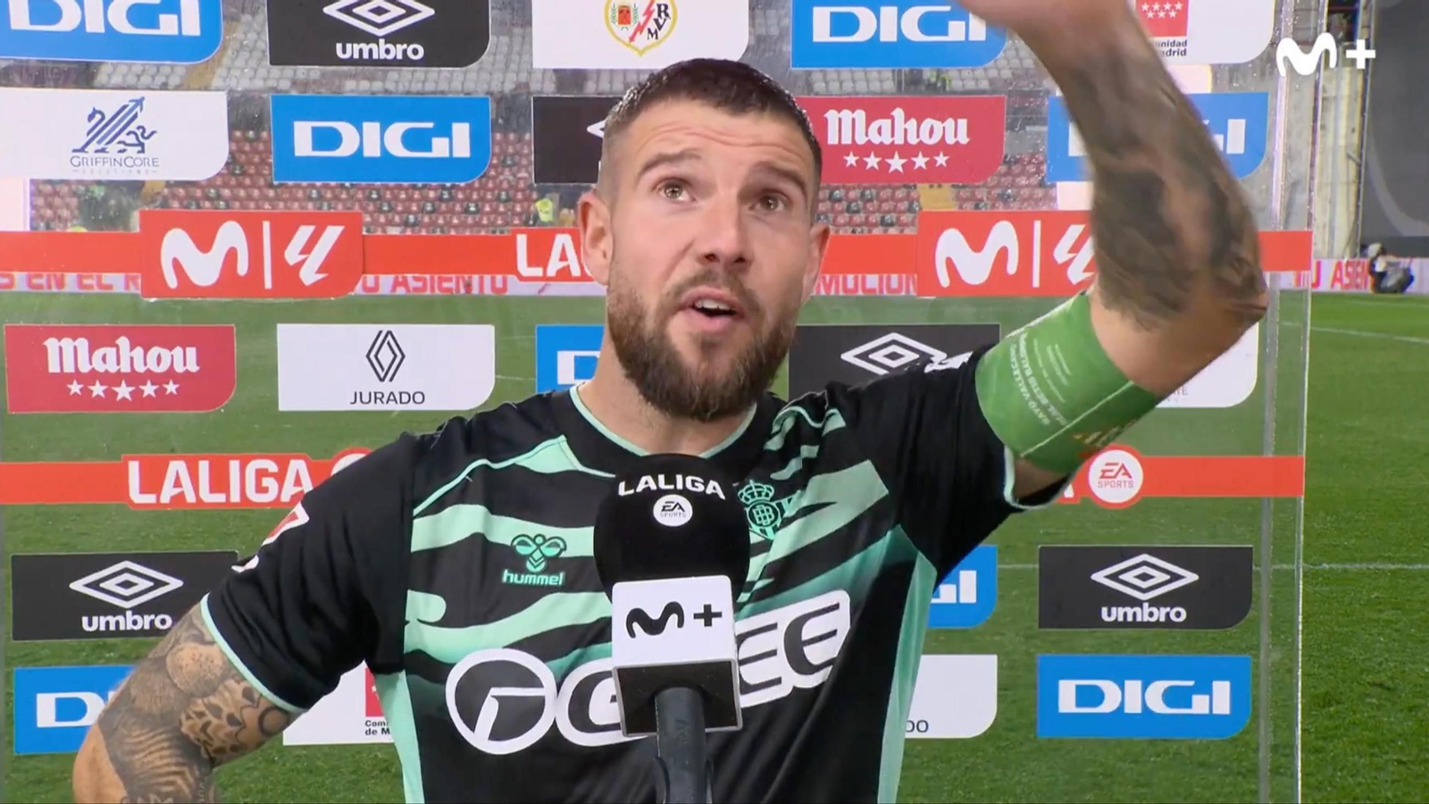 Aitor Ruibal contestando al aficionado que le ha gritado