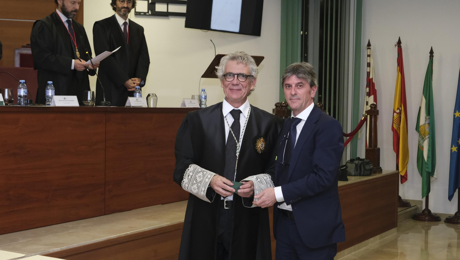 Entrega de insignias de 25 años de colegiado en el Colegio de Abogados de Almería, en imágenes