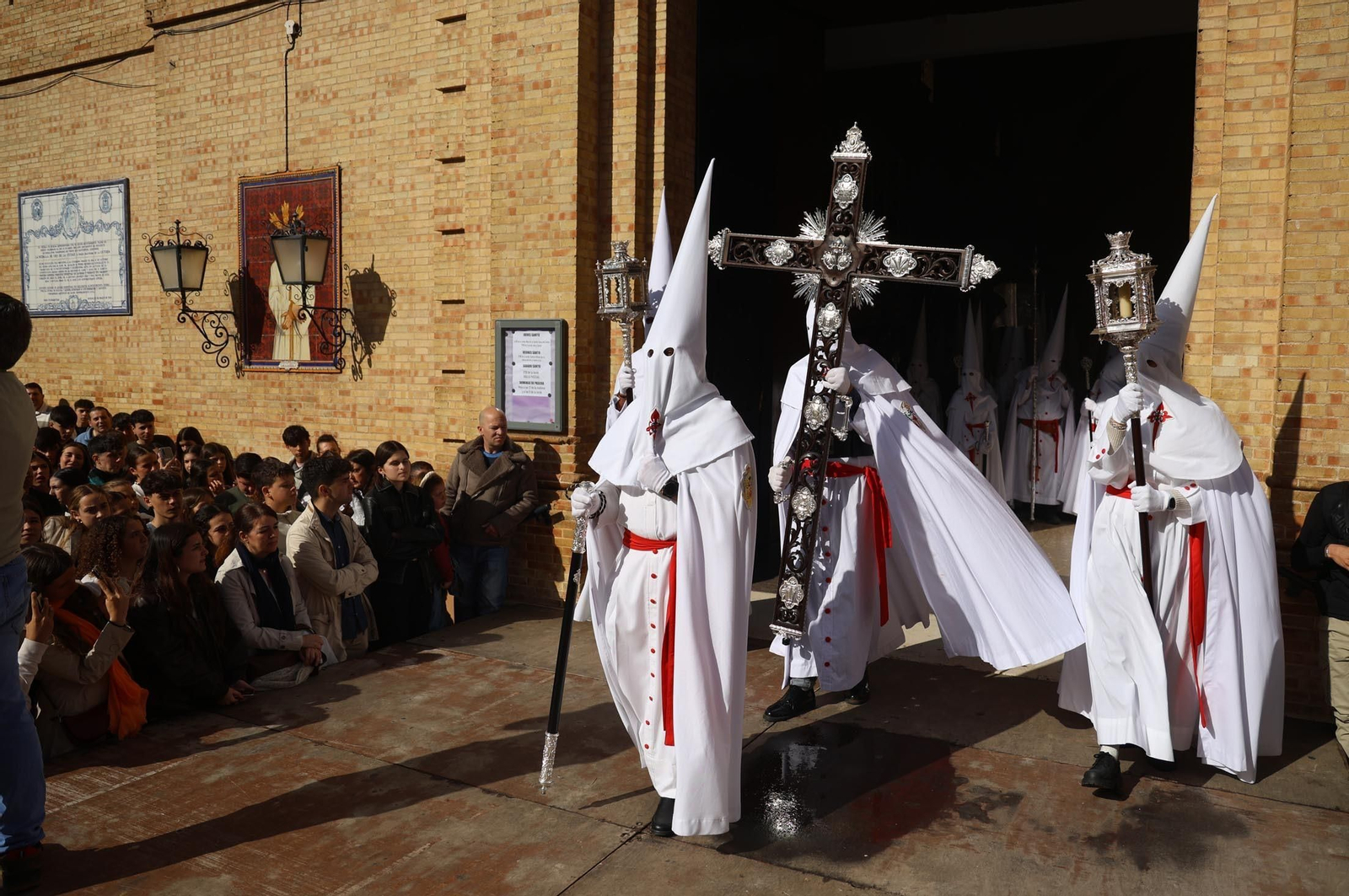 Las mejores imágenes del Lunes Santo en Huelva: Hermandad de las Tres Caídas