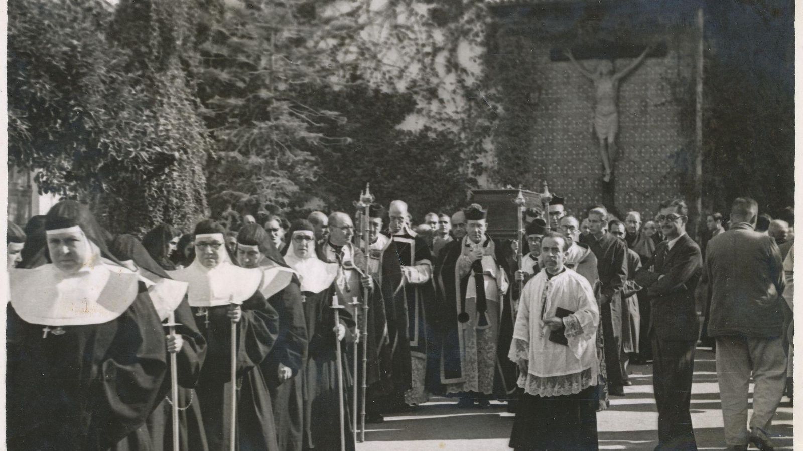 El entierro de la hermana del cardenal Spínola.