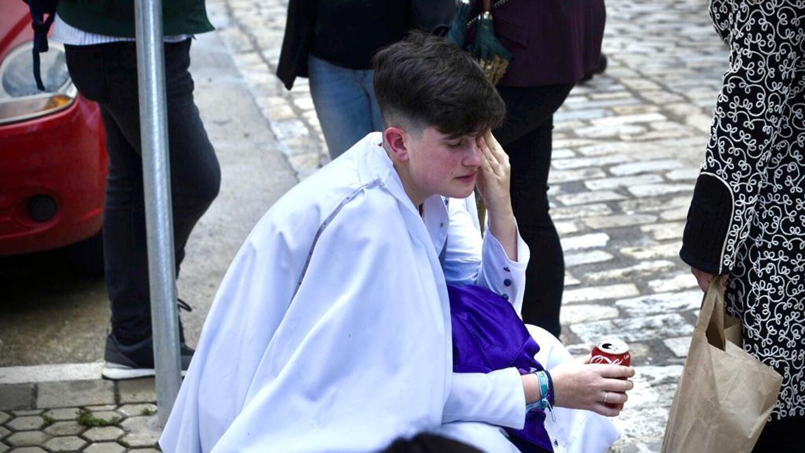 Un nazareno de San Benito, tras conocer que la cofradía no saldrá este año.