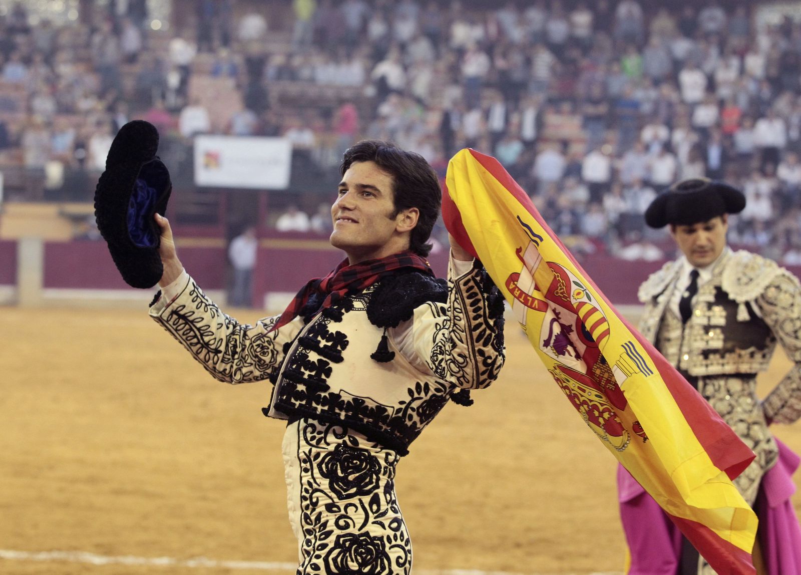 José Garrido, en la foto dando la vuelta al ruedo ayer en Zaragoza, fue el trunfador de la tarde cortando una oreja de cada uno de los toros de su lote.