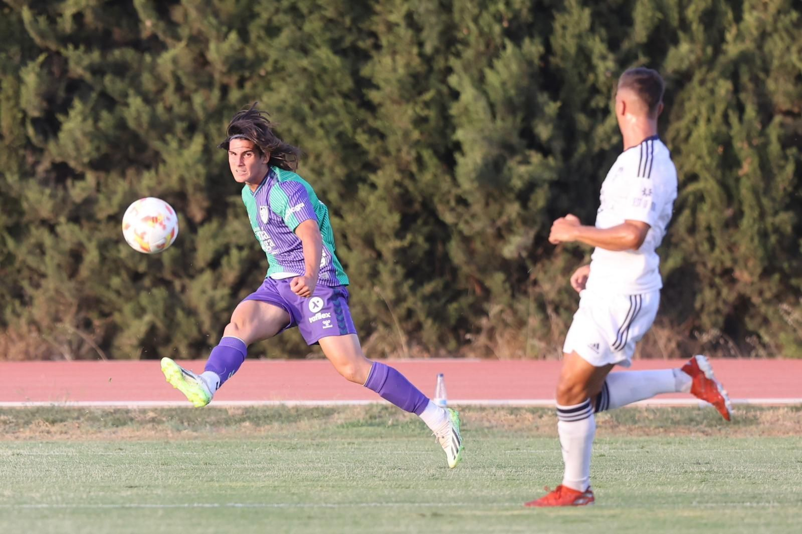 Álex Calvo pone un centro.