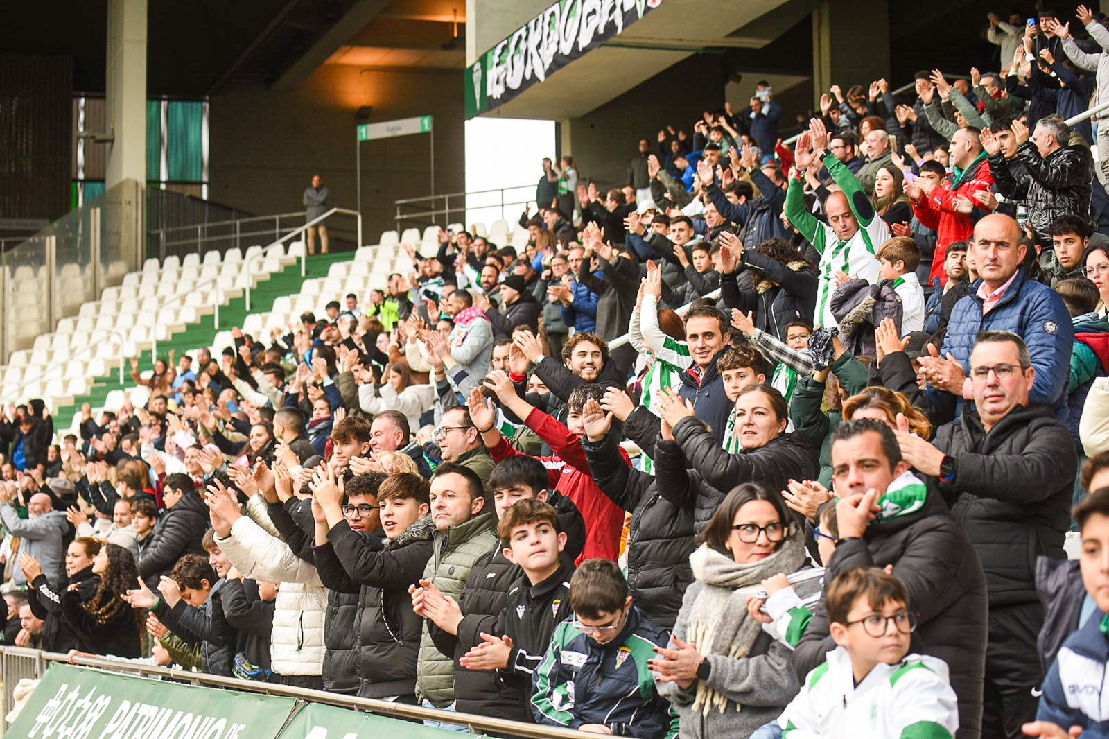 El Córdoba CF se deja querer por su afición en el Día de Año Nuevo: las fotos del entrenamiento de puertas abiertas