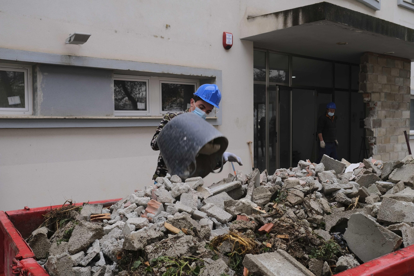 Trabajadores tras el inicio de las obras retiran escombros.