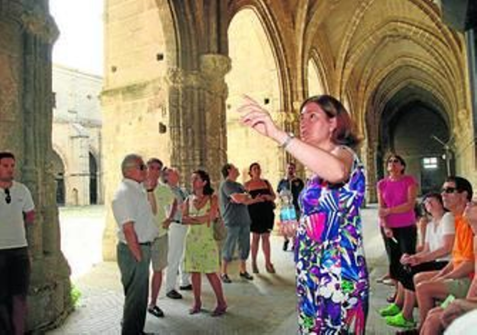 Un momento de la ruta guiada al Monasterio de la Victoria que es comentada por Mercedes García Pazos.