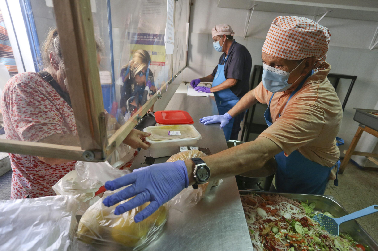 Entrega de alimentos en el comedor social Yo soy tú.