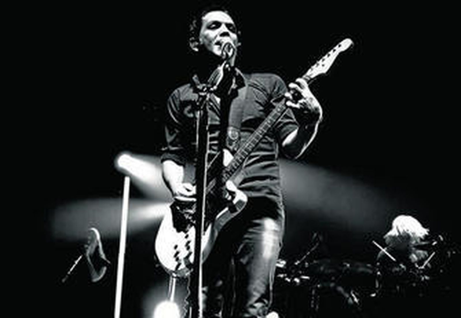 Brian Molko, de Placebo, al frente de su banda durante un concierto.