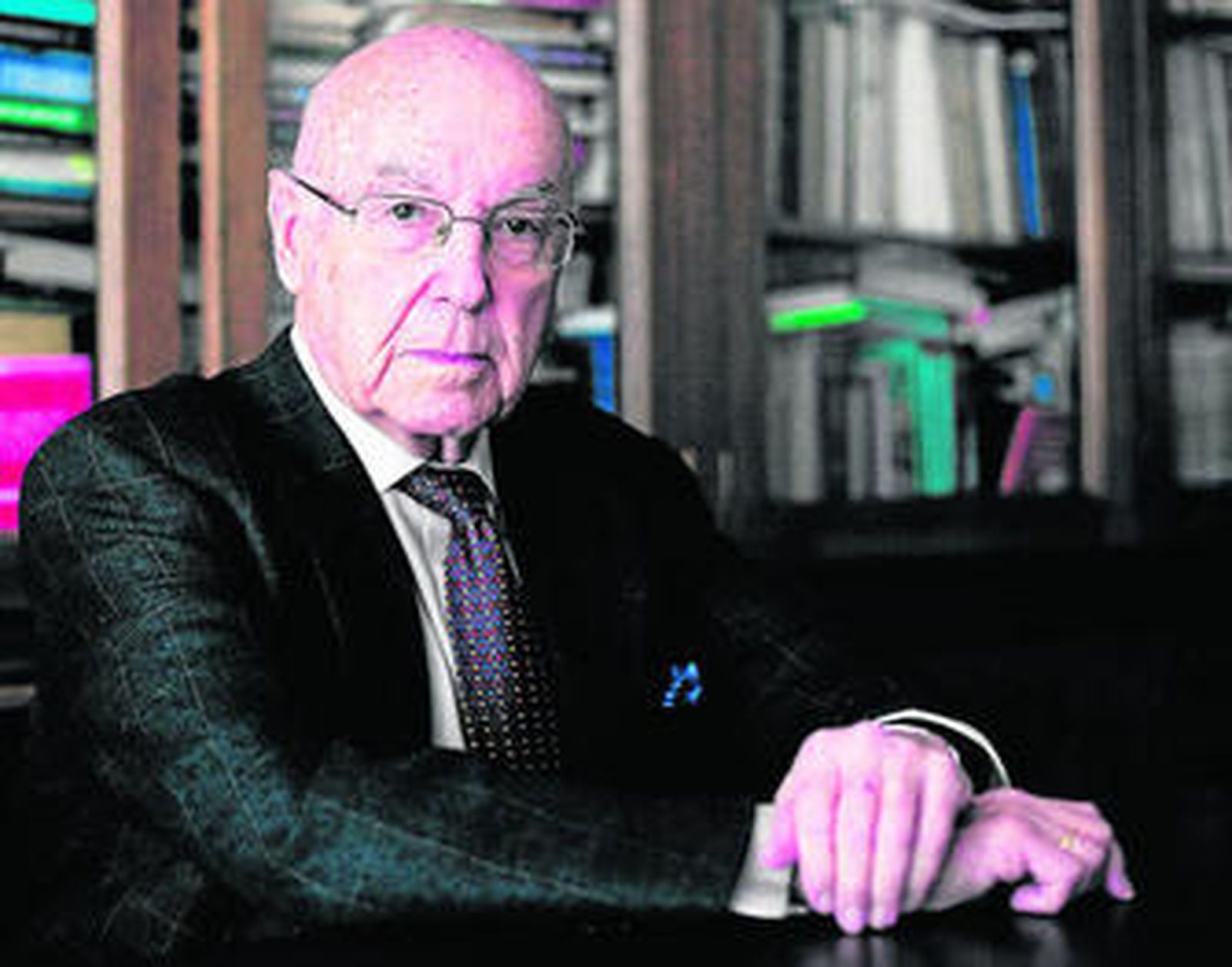 1. El abogado Manuel Clavero Arévalo, director del Consejo Editorial del Grupo Joly, es uno de los sevillanos ilustres 2. La cantaora flamenca Pastora Pavón, 'La Niña de los Peines' está en la 'wikiweb'. 3. Retrato de Ramón Carande, que fue rector de la Universidad de Sevilla y Premio Príncipe de Asturias.