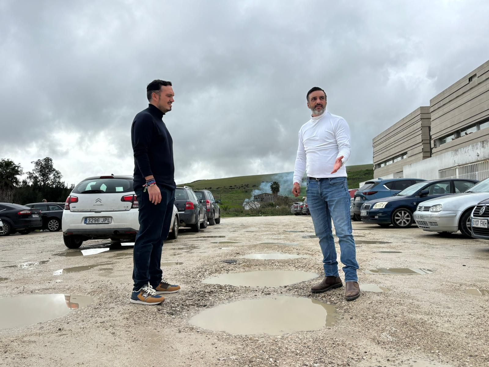 Jesús Alba y José Antonio Díaz, en el aparcamiento del centro de salud de la zona sur.
