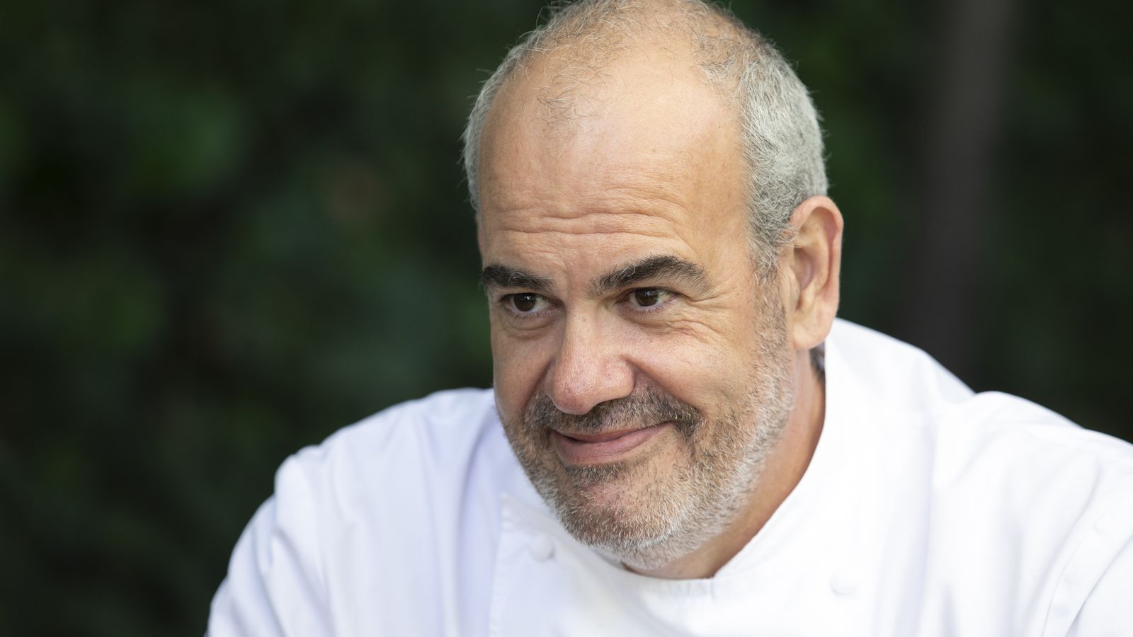 Entrevista con Álvaro Arriaga en Jardín Cervezas Alhambra en Granada.