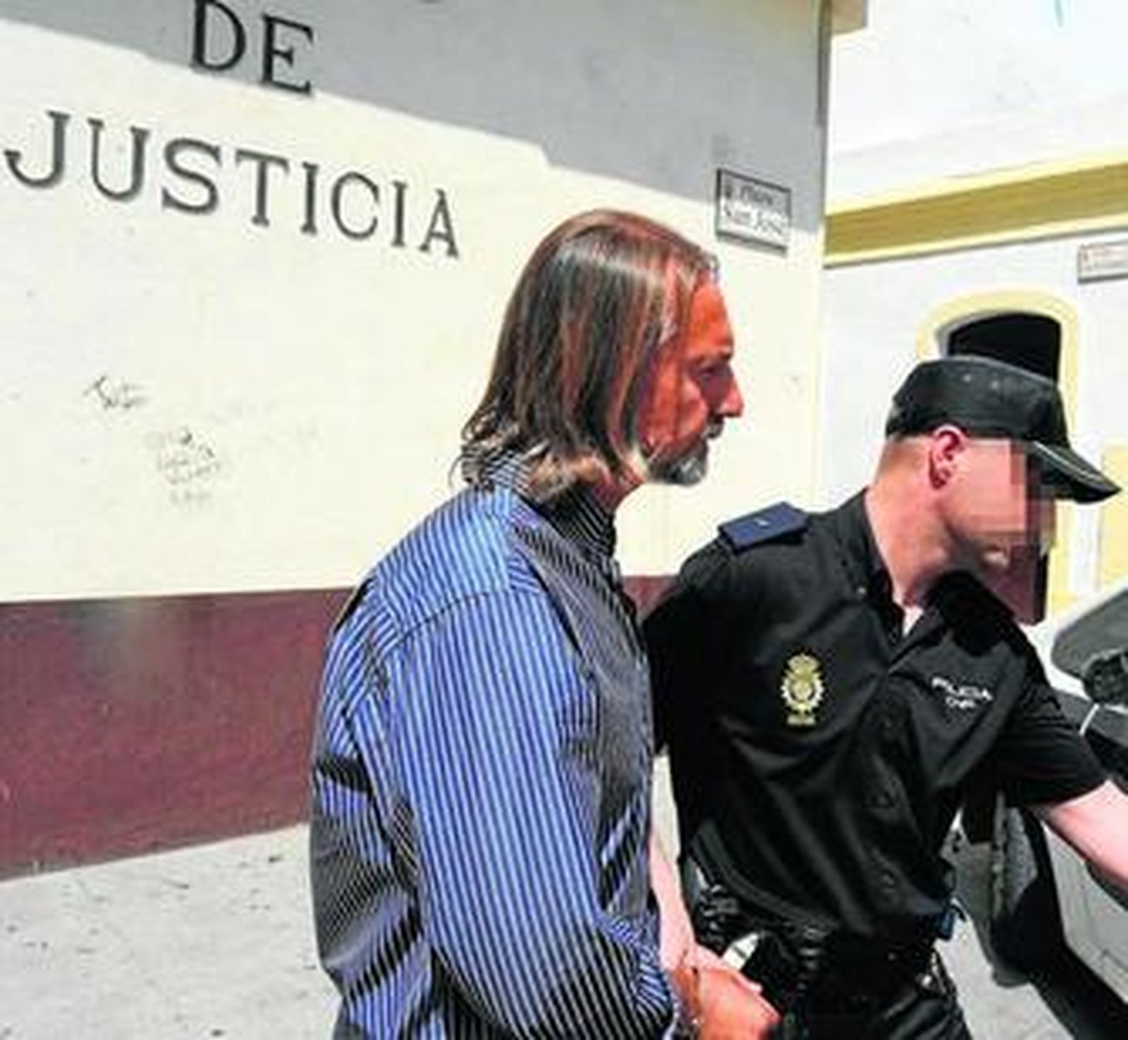 Clemente Ruiz, al salir de los juzgados de la plaza de San José, en una comparecencia de junio.