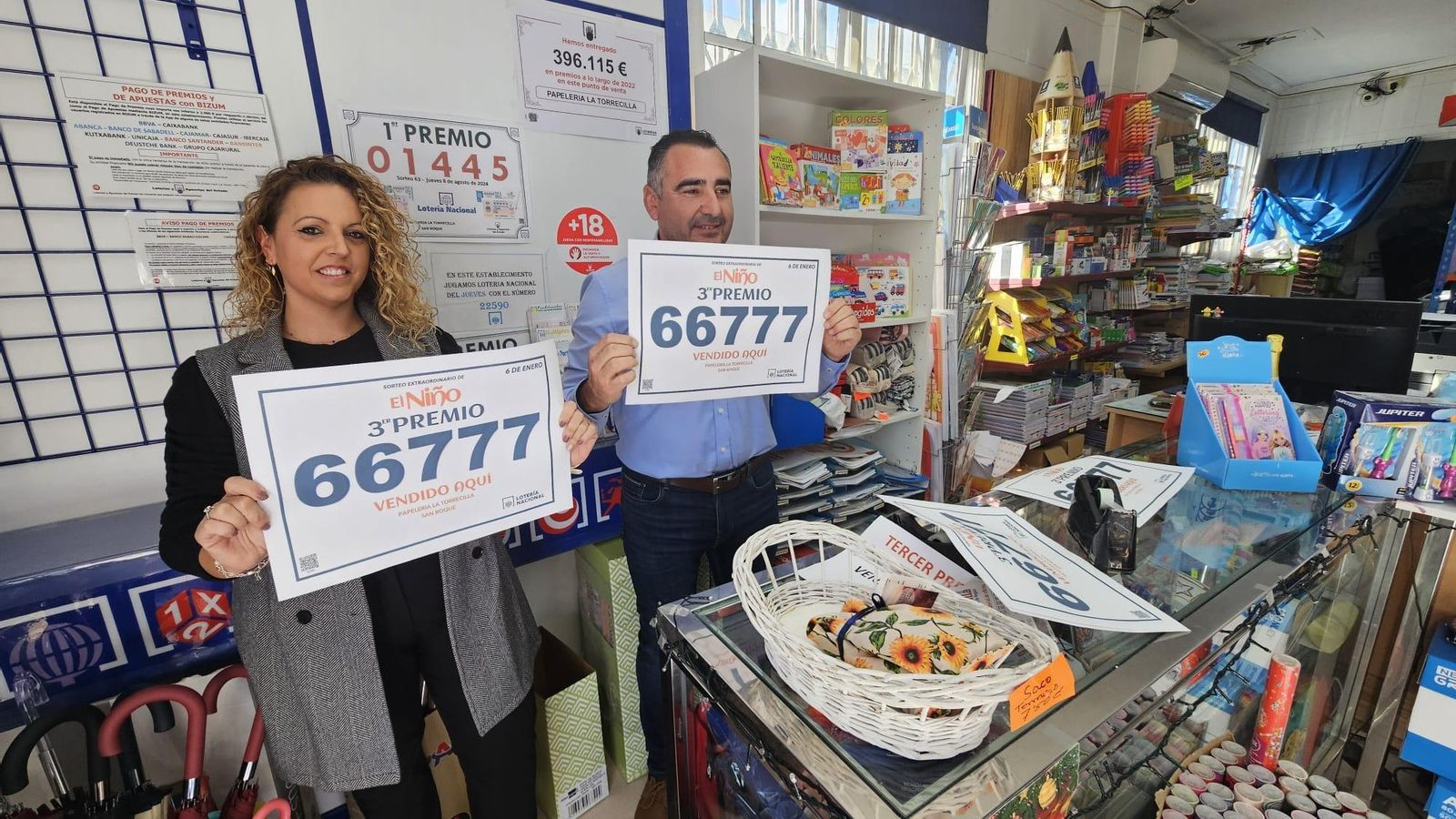 Soraya Ruiz, la titular de la administración de la Avenida de Europa de San Roque, y José Antonio, su marido.