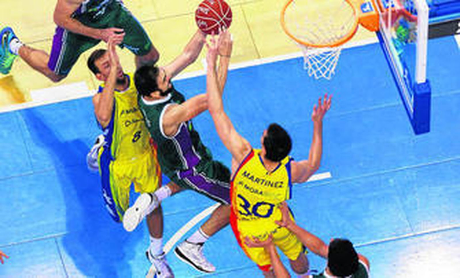 Kostas Vasileaidis penetra a canasta en el partido de ida en el Carpena.