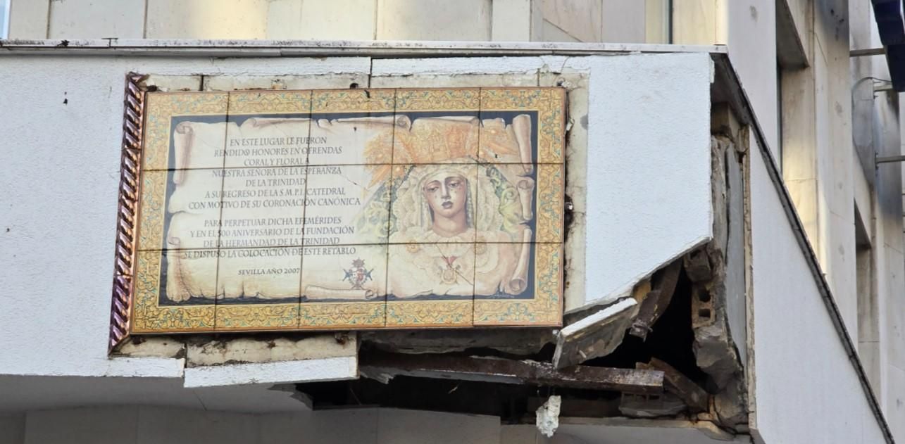 El azulejo de la Virgen de la Trinidad en la Campana, dañado tras el choque de un camión