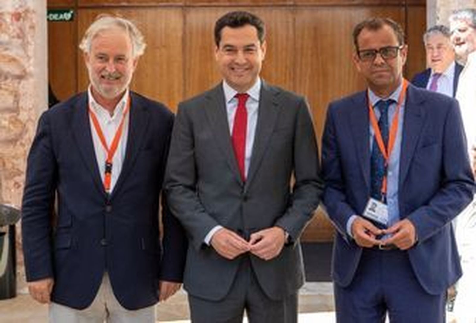 Rafael Porras y Juan de Dios Mellado, junto a Juanma Moreno, en una imagen de archivo.