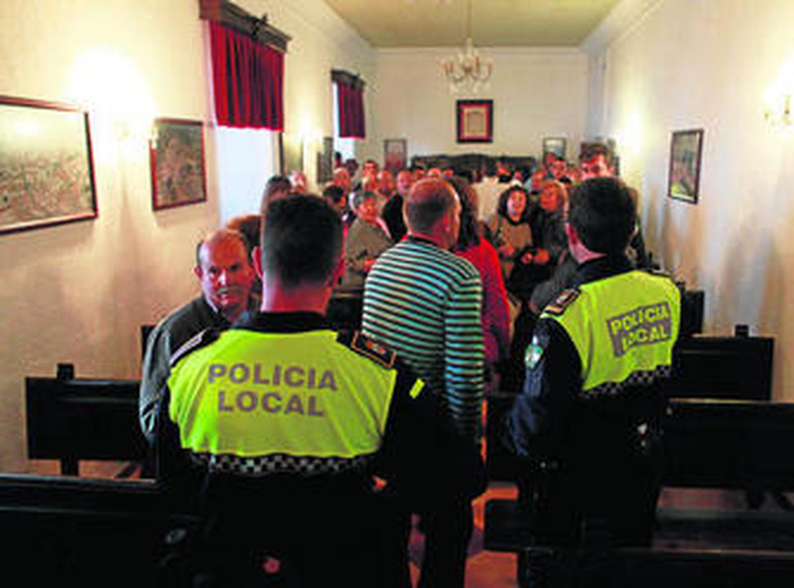 Policías locales en el salón de plenos de Cortes de la Frontera.