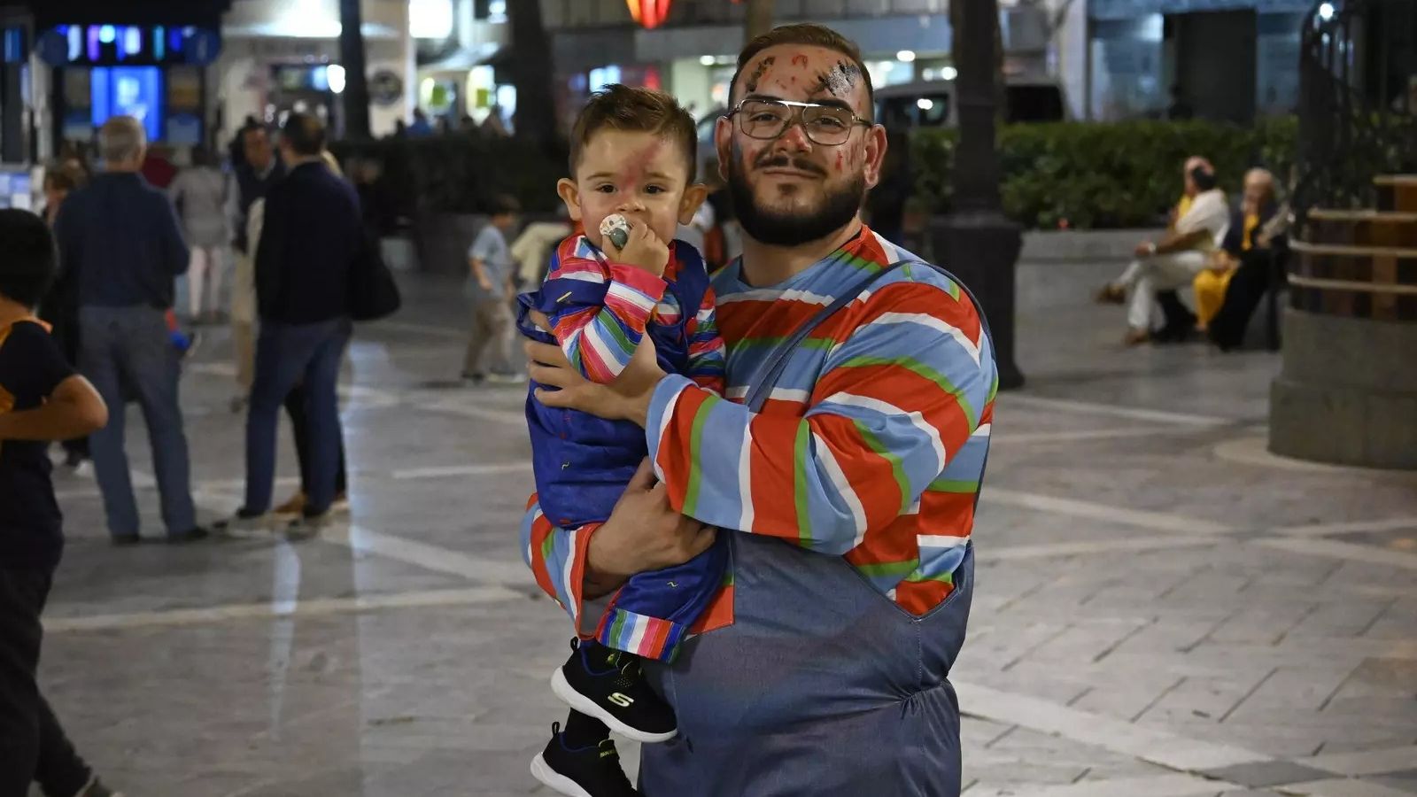 Un padre posa con su hijo, ambos caracterizados de Chucky.