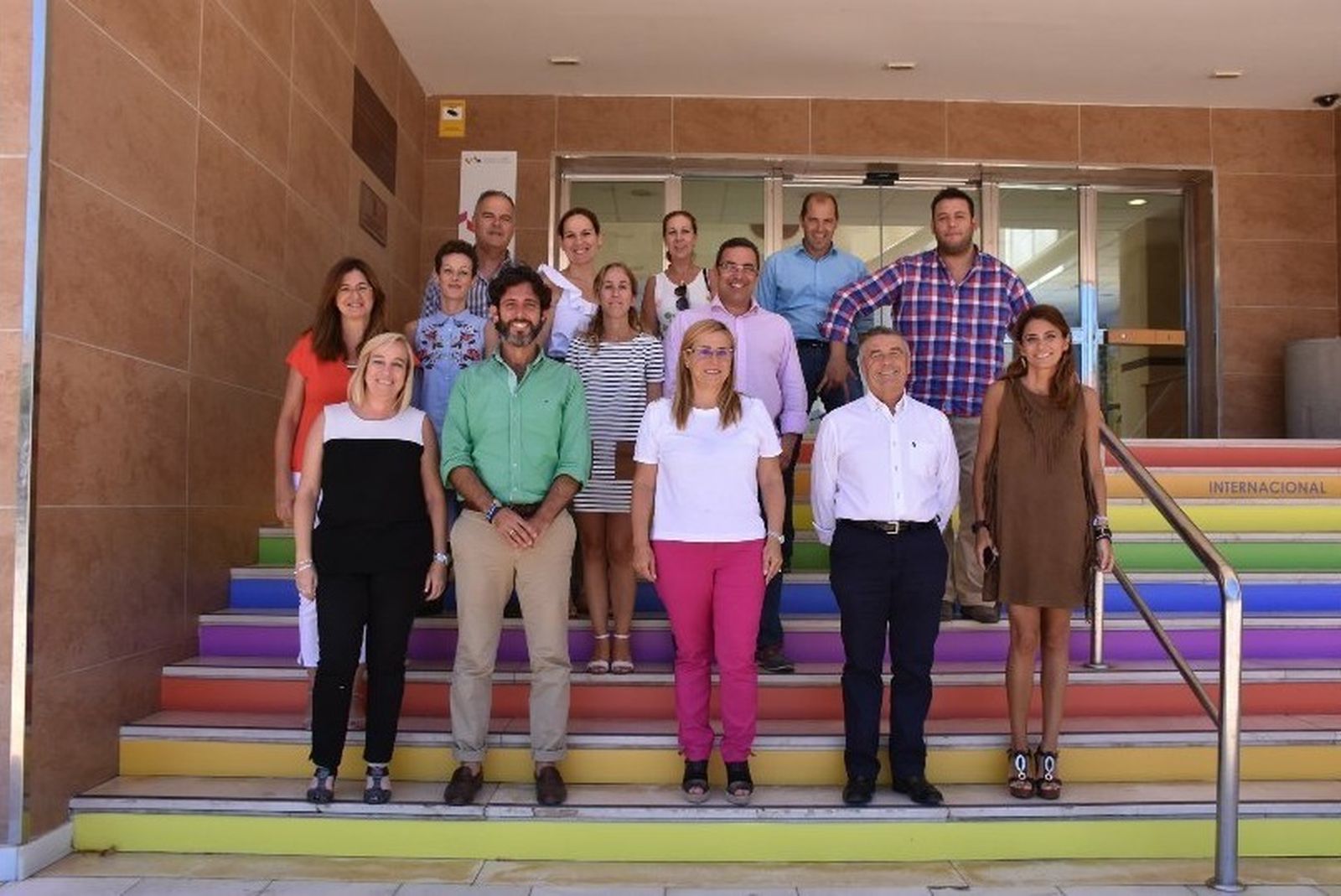 Foto de grupo por el día del Orgullo LGTBI en la que aparece el edil realizando un gesto obsceno a un compañero.