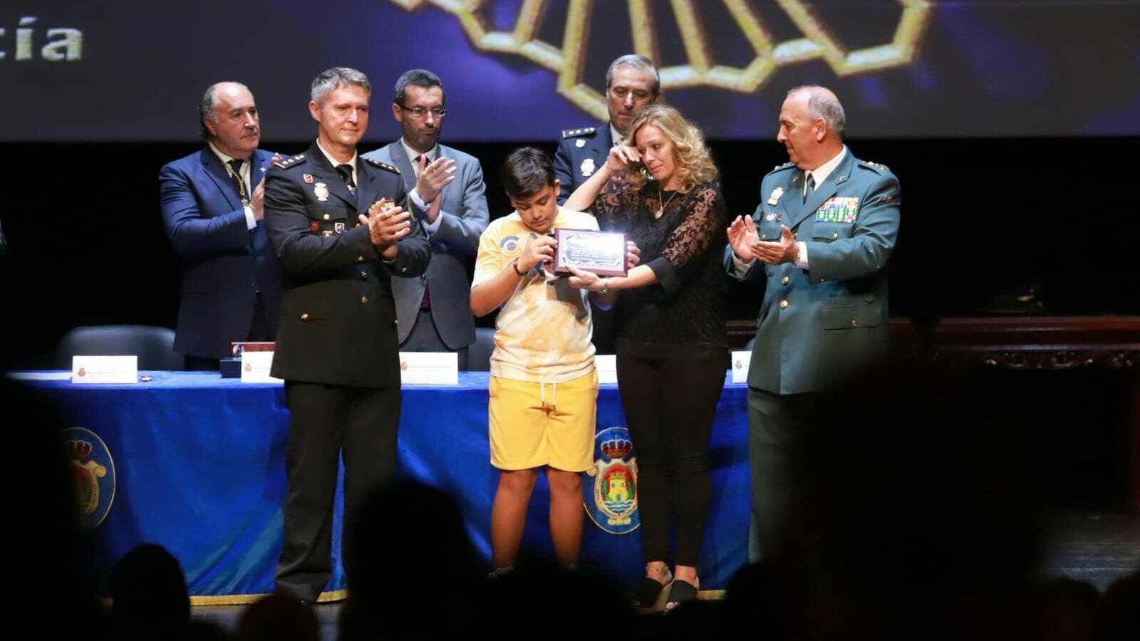 La viuda del guardia civil Fermín Cabezas y su hijo reciben la cerrada ovación.