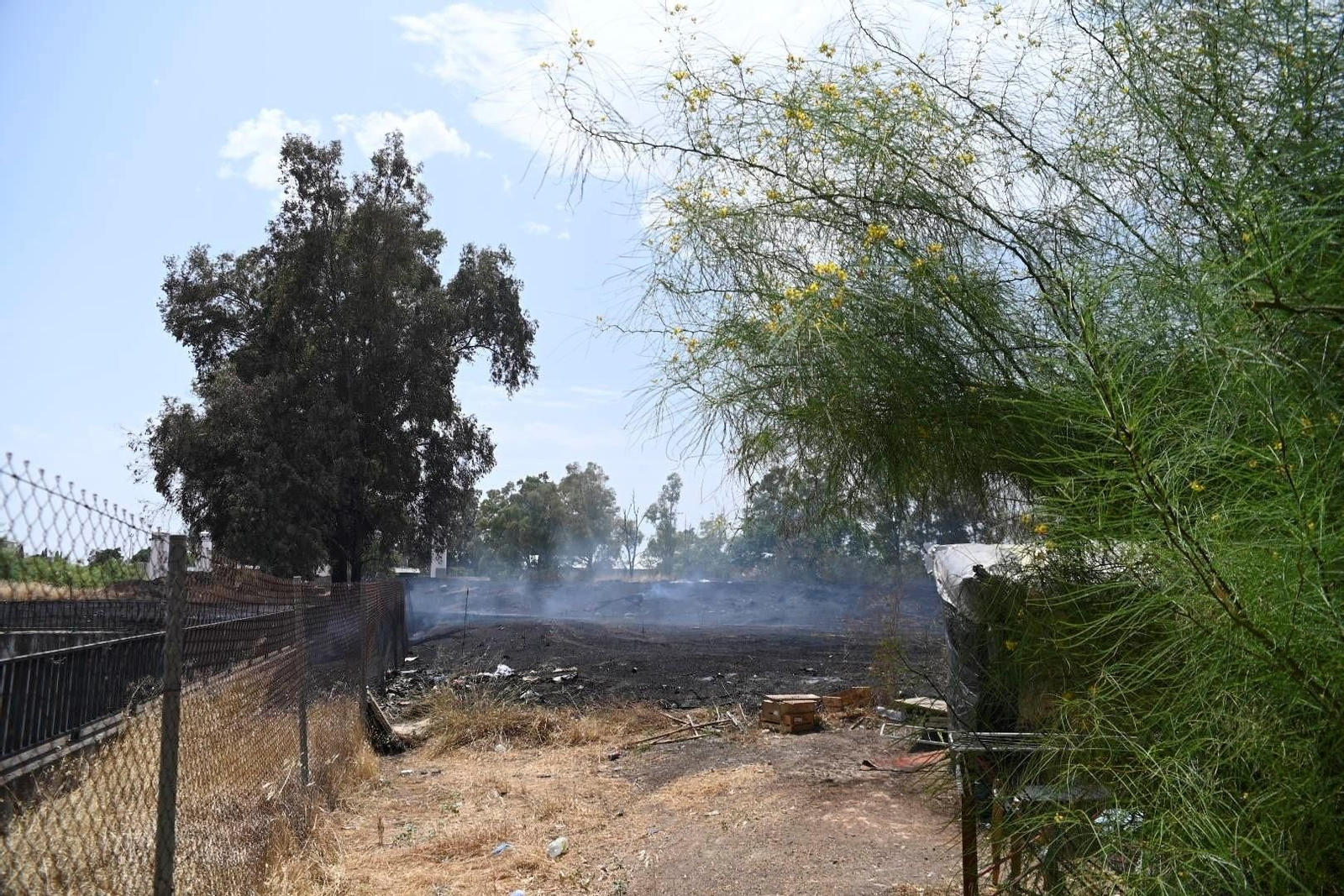 La zona calcinada por el incendio junto a la ronda Oeste, en imágenes