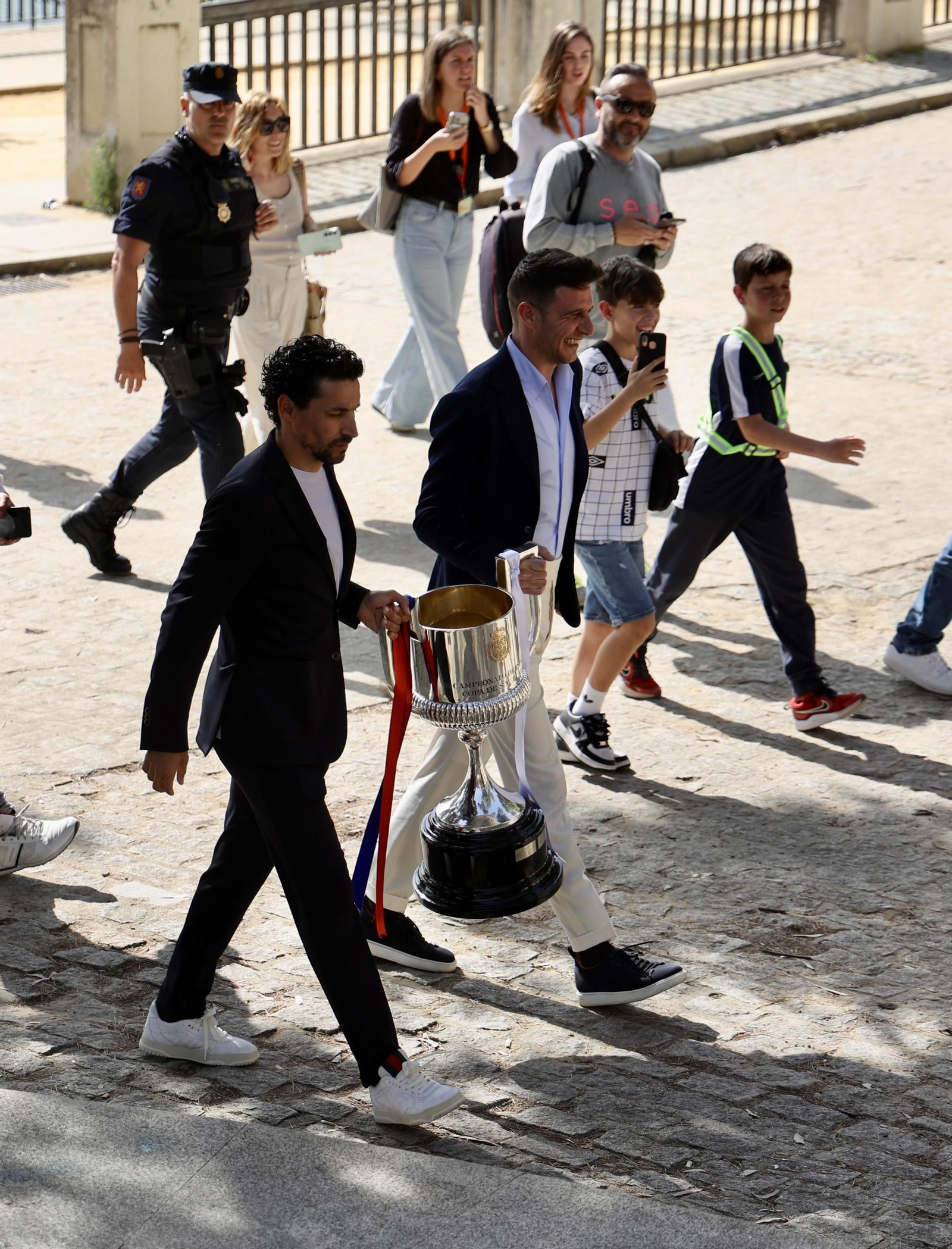 El presidente de la Junta de Andalucía recibe la Copa del Rey e inaugura la exposición "Los reyes de la Copa"
