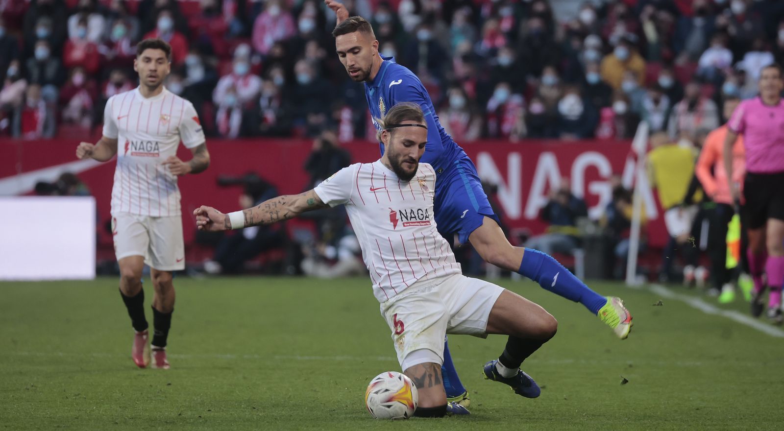 Gudelj se tira al césped tras anticiparse a Poveda.