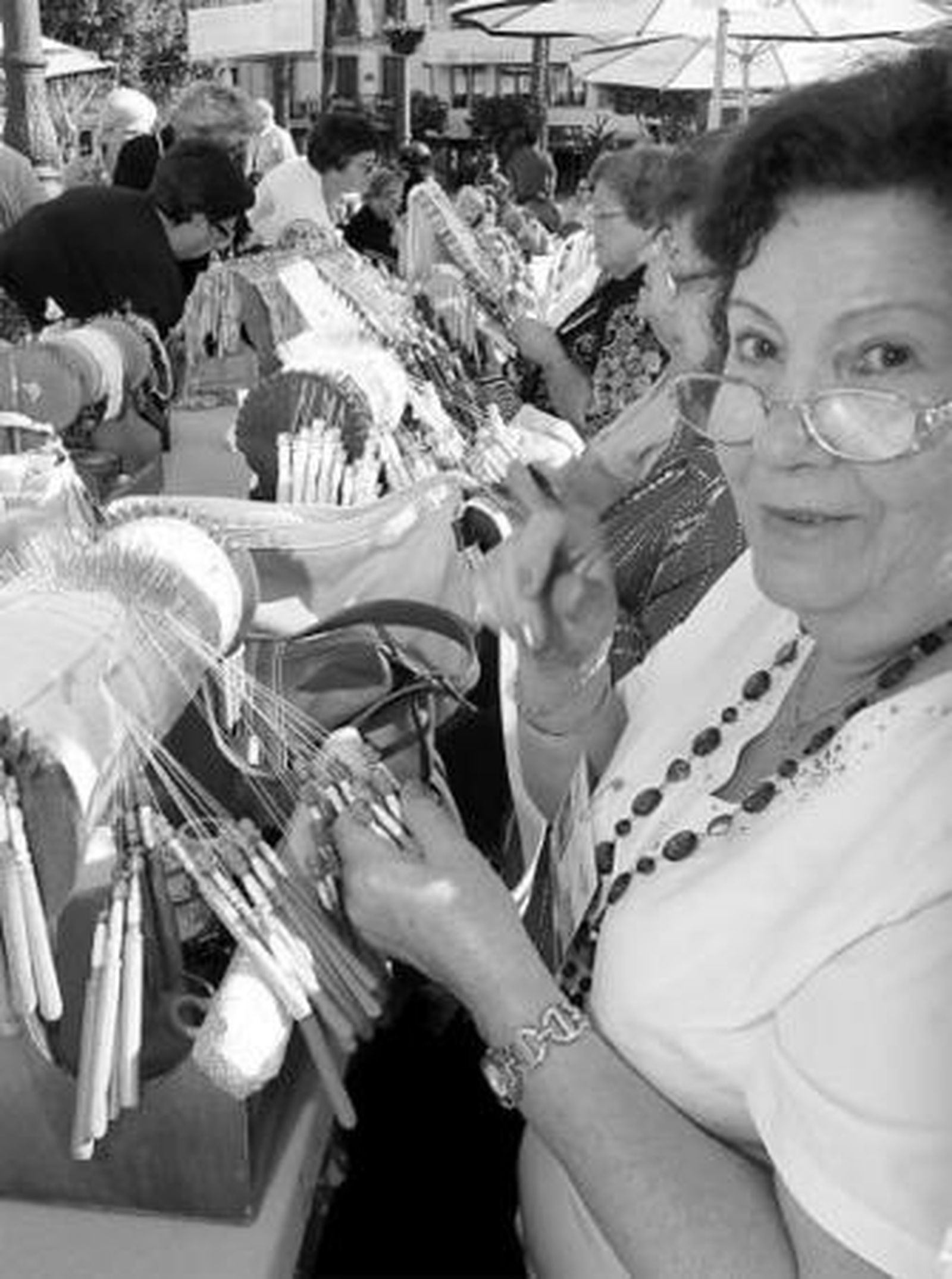 Una encajera, ayer, en plena faena en la plaza del Arenal.