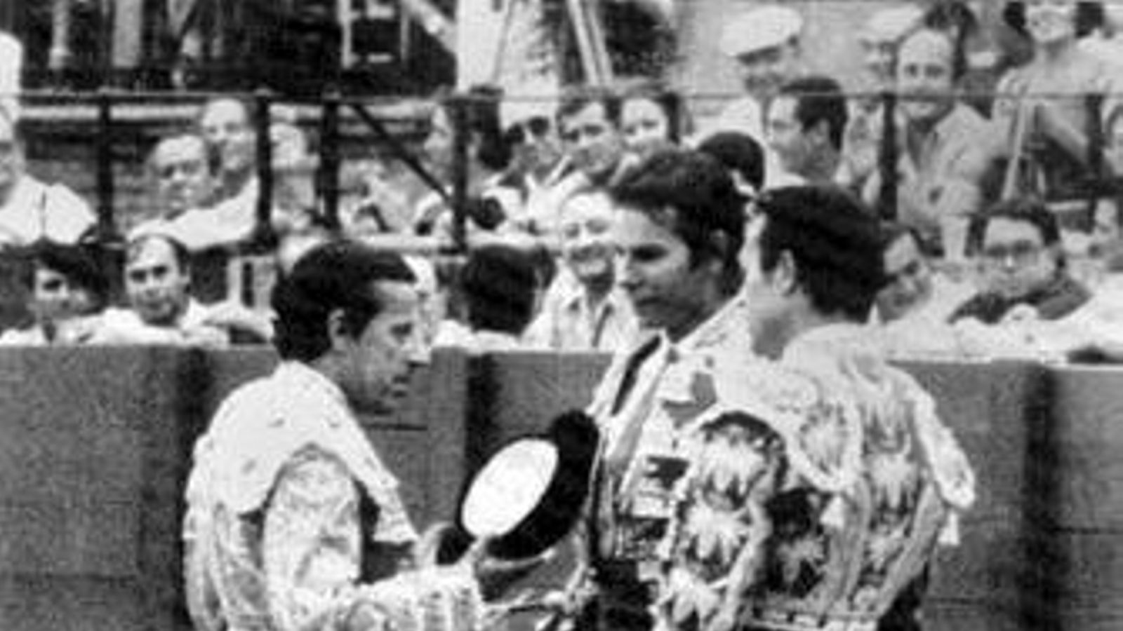 Manolo Vázquez le brinda un toro a Rafael de Paula y a Curro Romero.