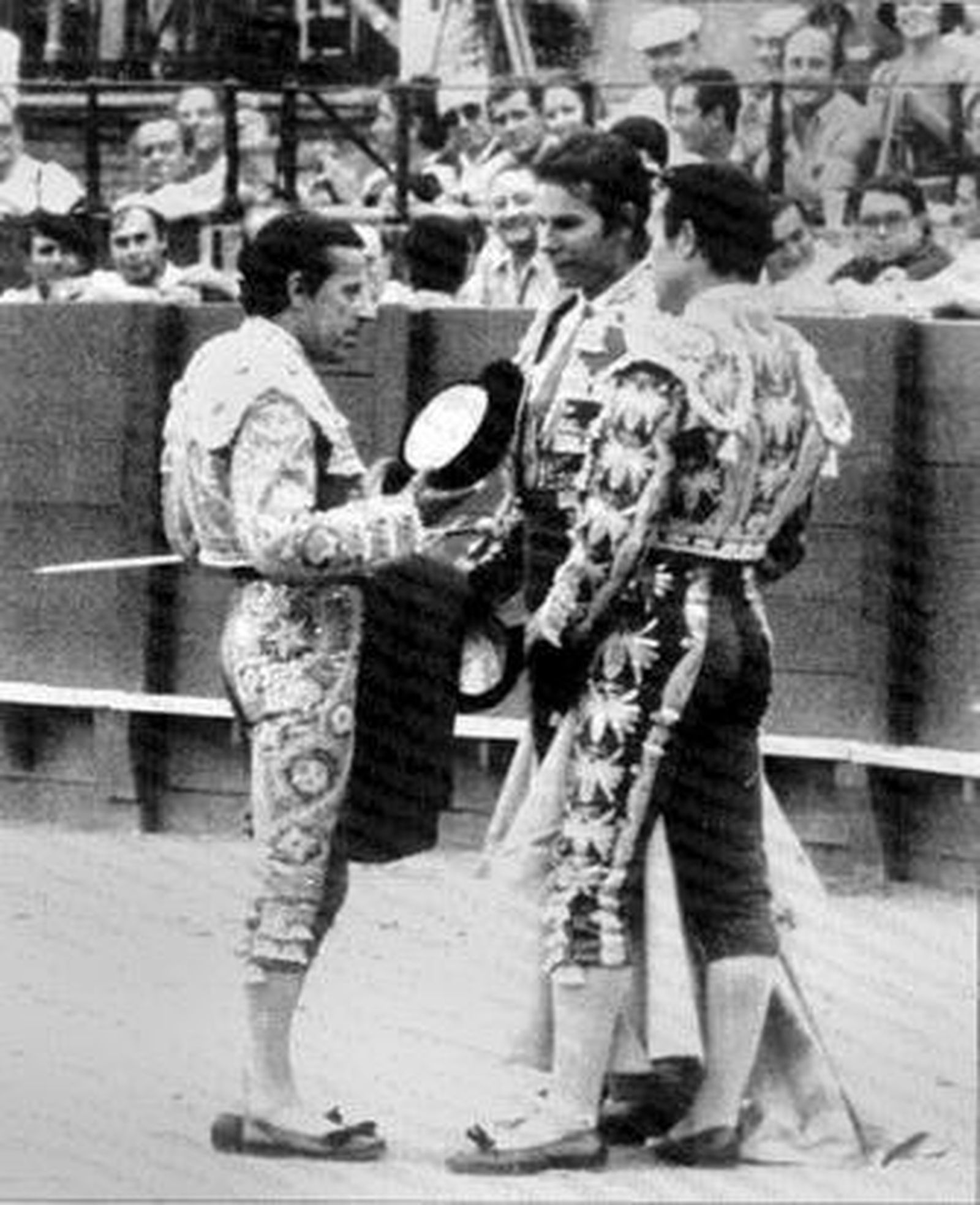 Manolo Vázquez le brinda su segundo toro a Rafael de Paula y a Curro Romero.