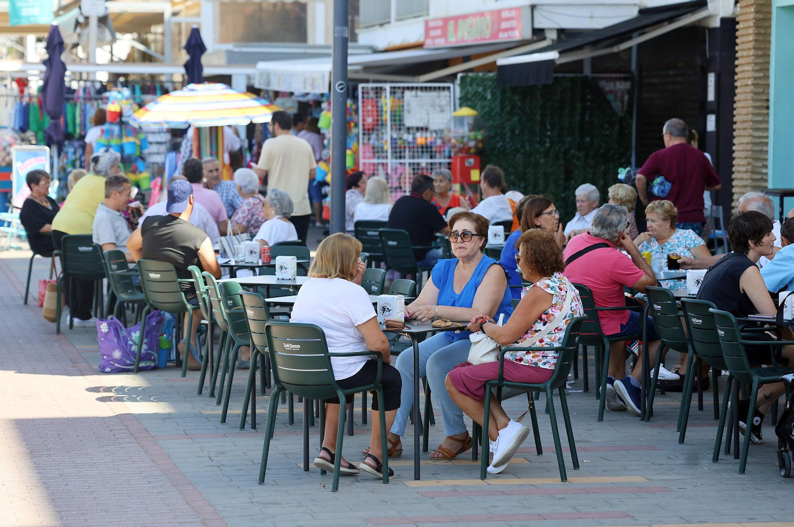 Imágenes del ambiente en las playas de Huelva durante la mañana del domingo
