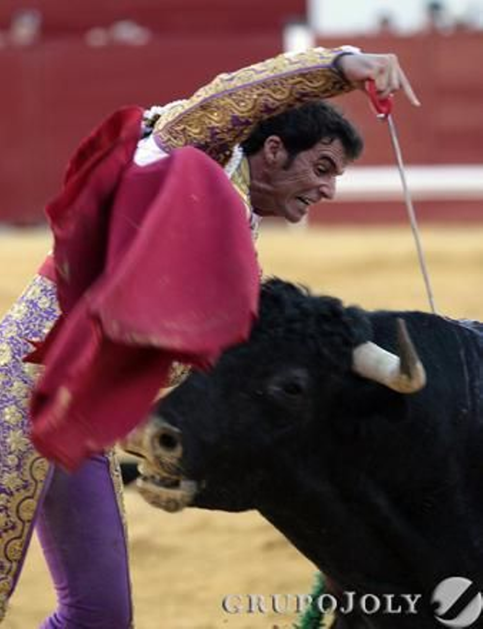 El torero Luis Vilches durante la faena.

Foto: Juan Carlos Muñoz