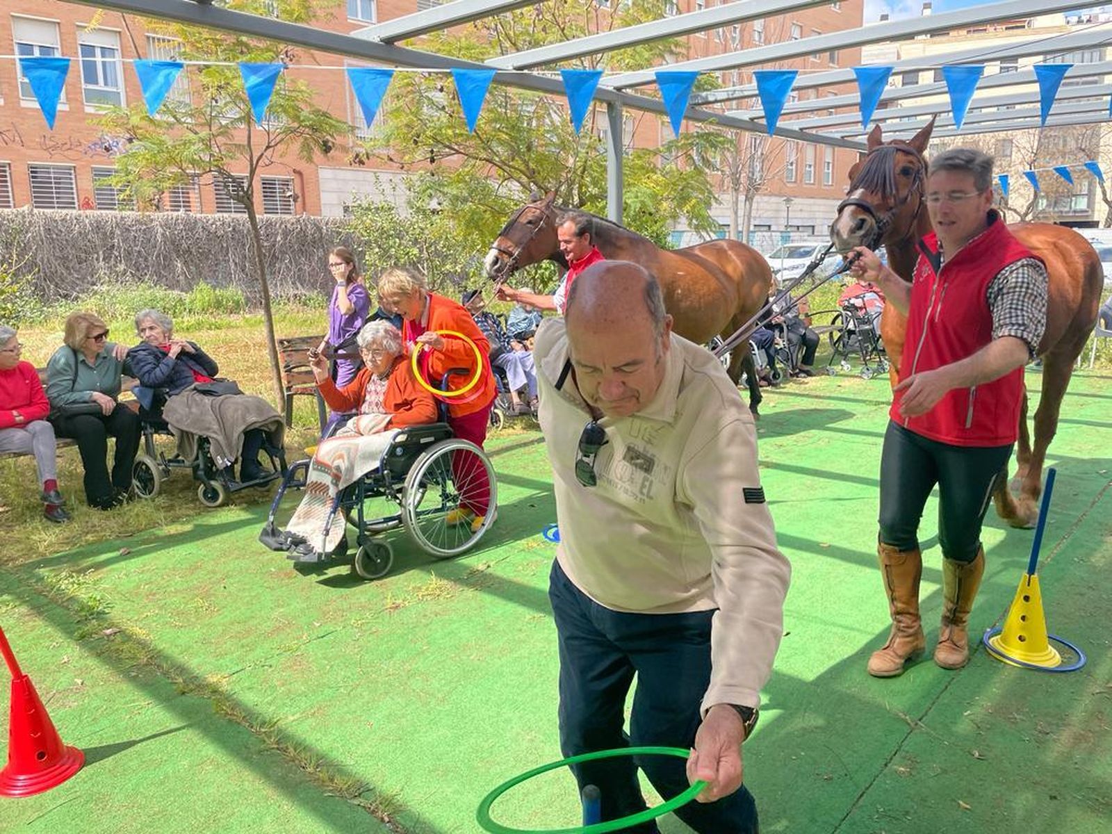 Un momento de la yincana en la que compitieron sanamente los residentes de ambos centros.