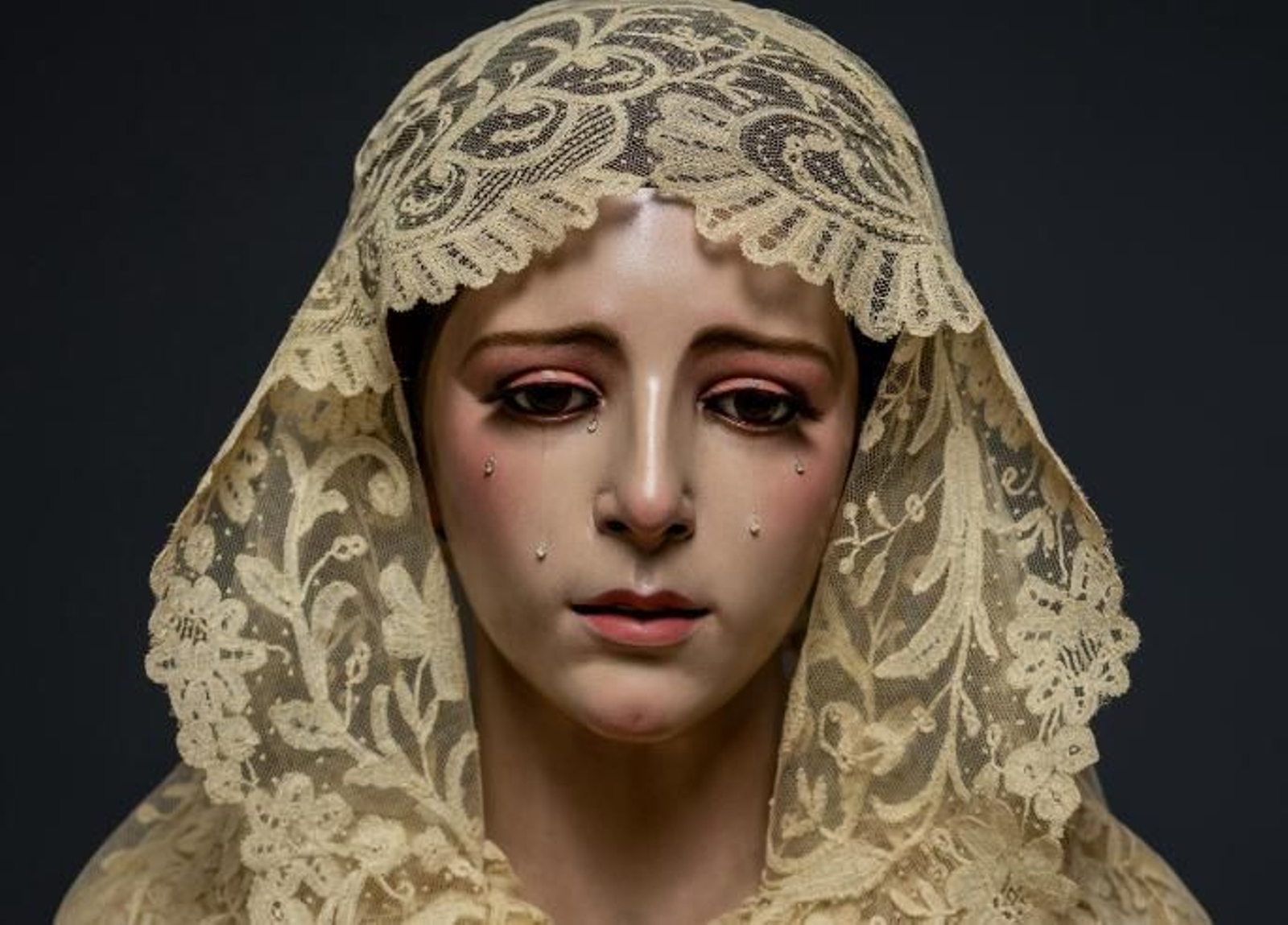 La Virgen contó con algunos enseres y prendas cedidas por otras corporaciones