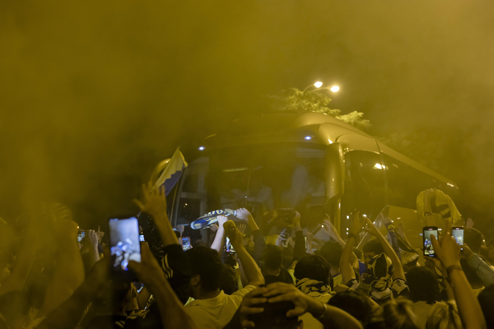 Las imágenes de la afición del Cádiz C.F. celebrando la permanencia en la fuente más cadista