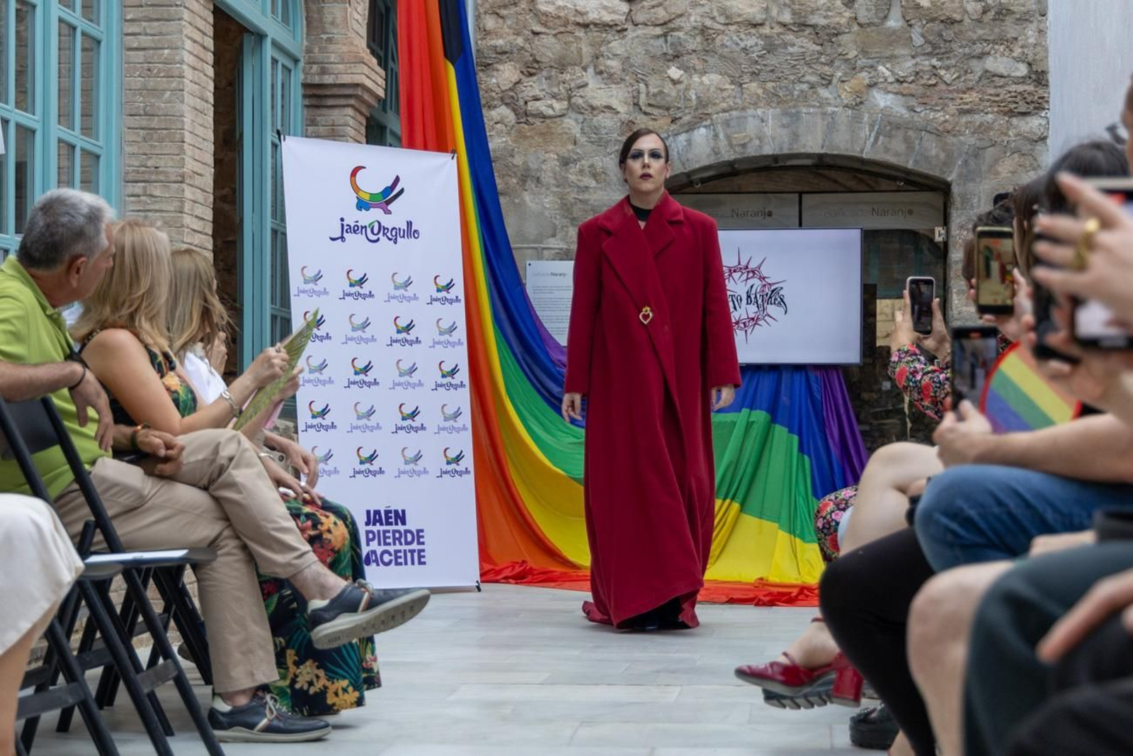 Alberto Batres, el diseñador jiennense presenta sus creaciones en el evento en el que se aborda cómo performar el género a través de la moda