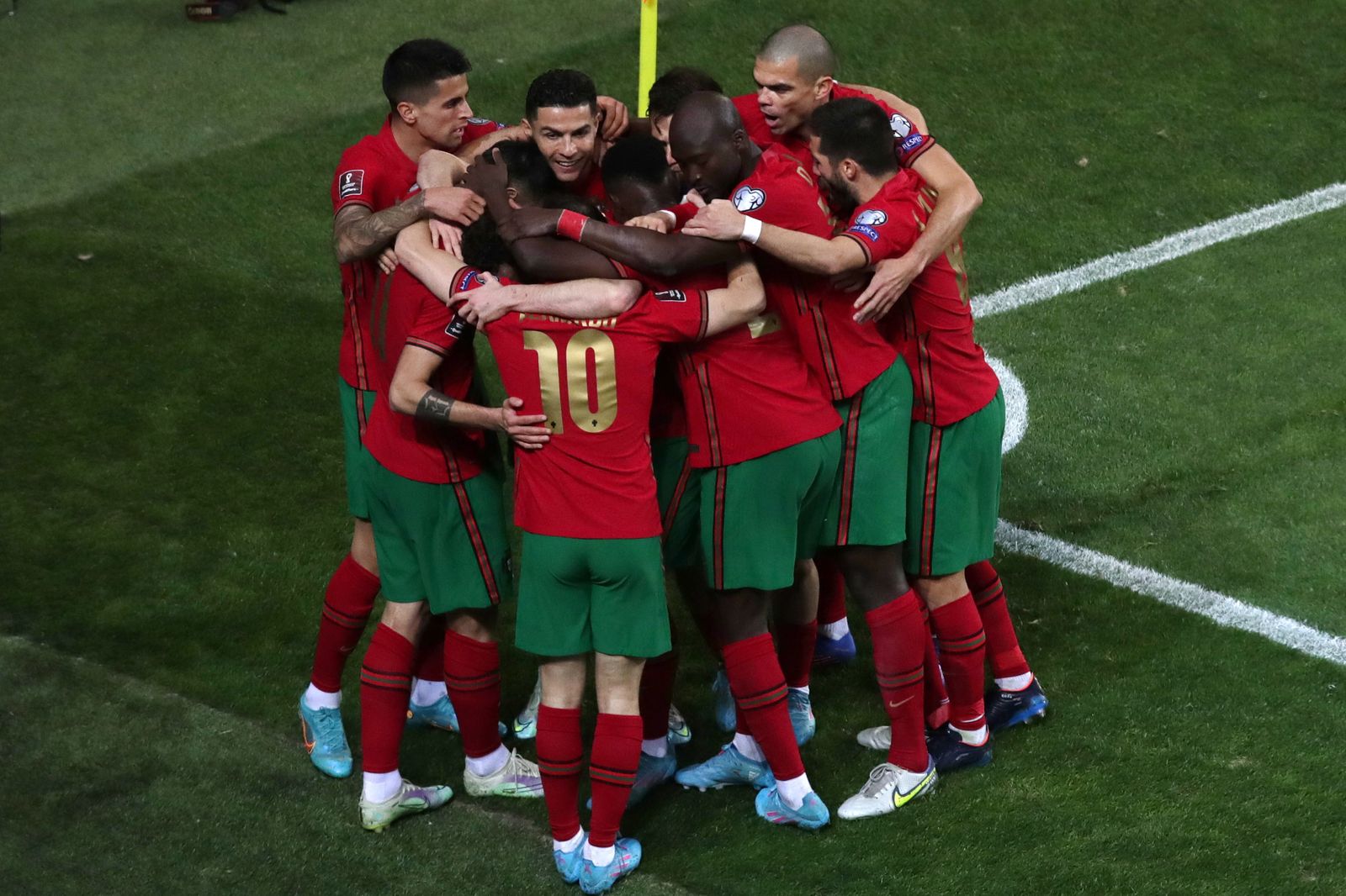 Los jugadores de Portugal celebran uno de los goles.