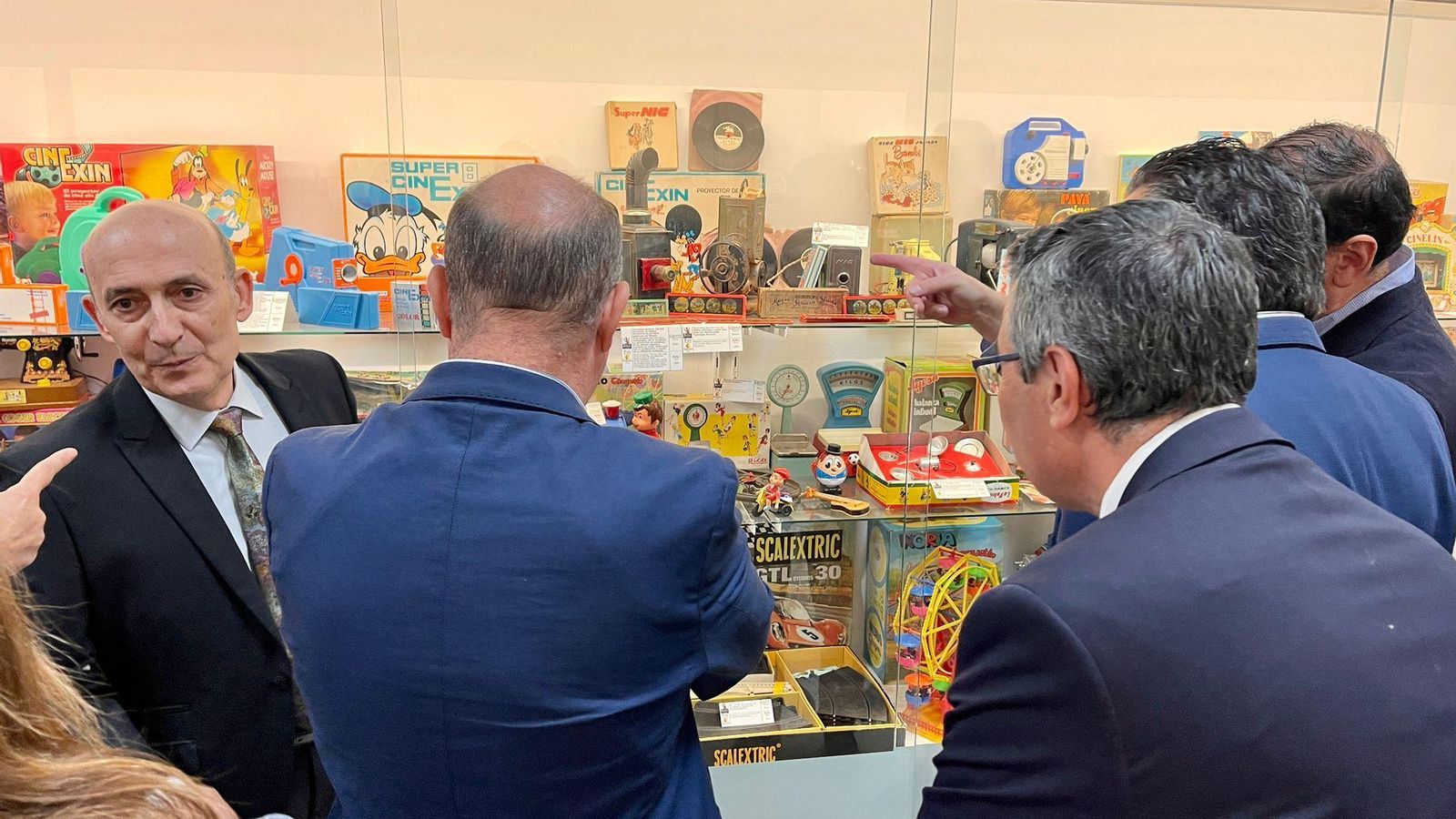 Autoridades observan algunos de los juguetes expuestos.