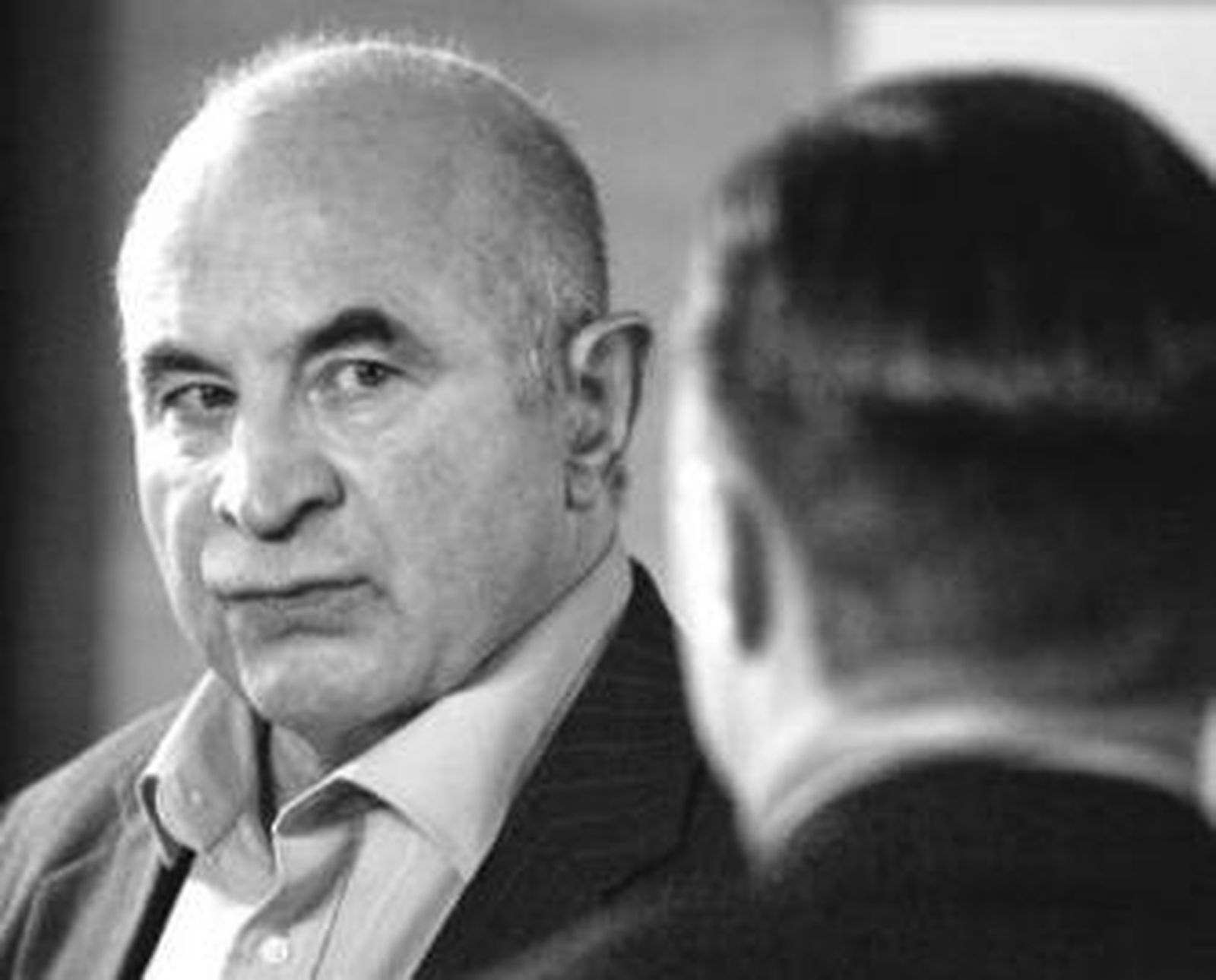 Bob Hoskins interviene en esta película falta de ideas propias.