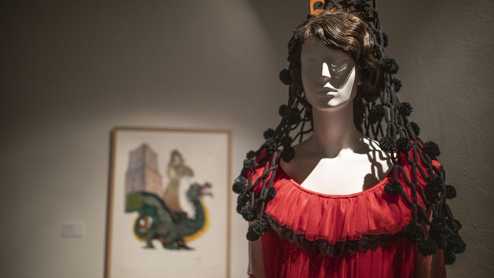 La obra de Raúl Molino y la pieza de Joaquín Peña-Toro al fondo.