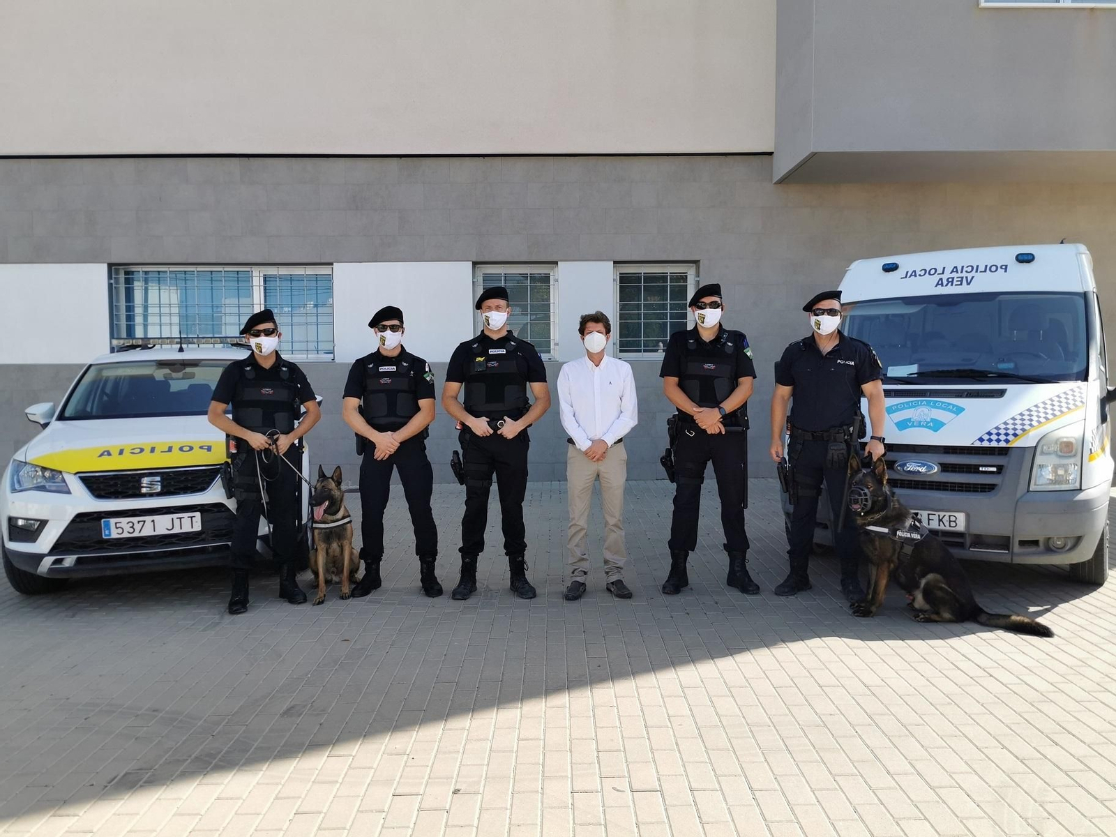Reconocimiento para los tres policías de Vera que salvaron a un anciano en un incendio