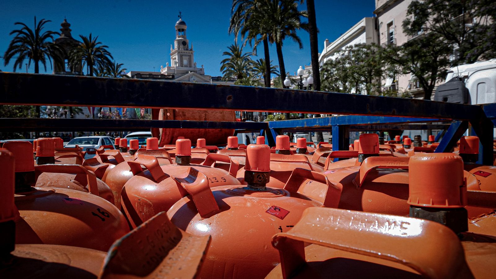 Un camión, cargado de bombonas de butano, en la plaza de San Juan de Dios de Cádiz.