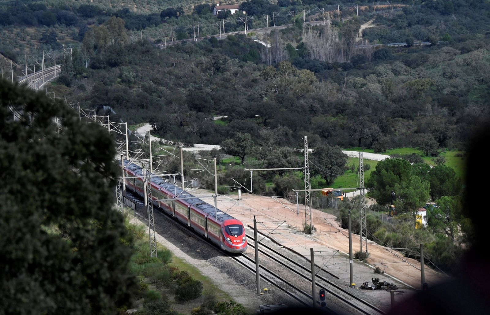 Los trenes vuelven a Adamuz un mes después de la tragedia, en imágenes