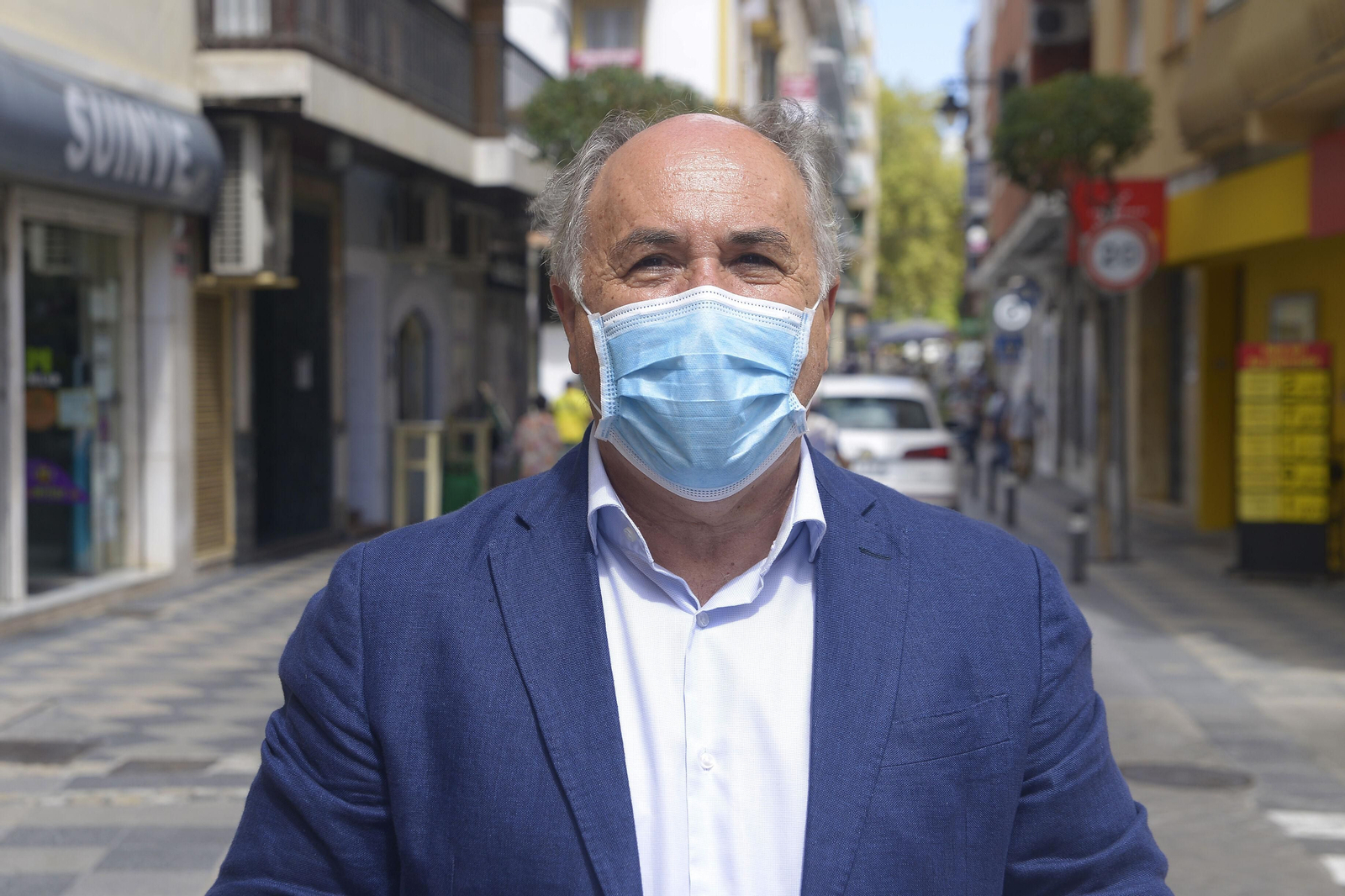 El alcalde de Algeciras, José Ignacio Landaluce, en la calle Convento