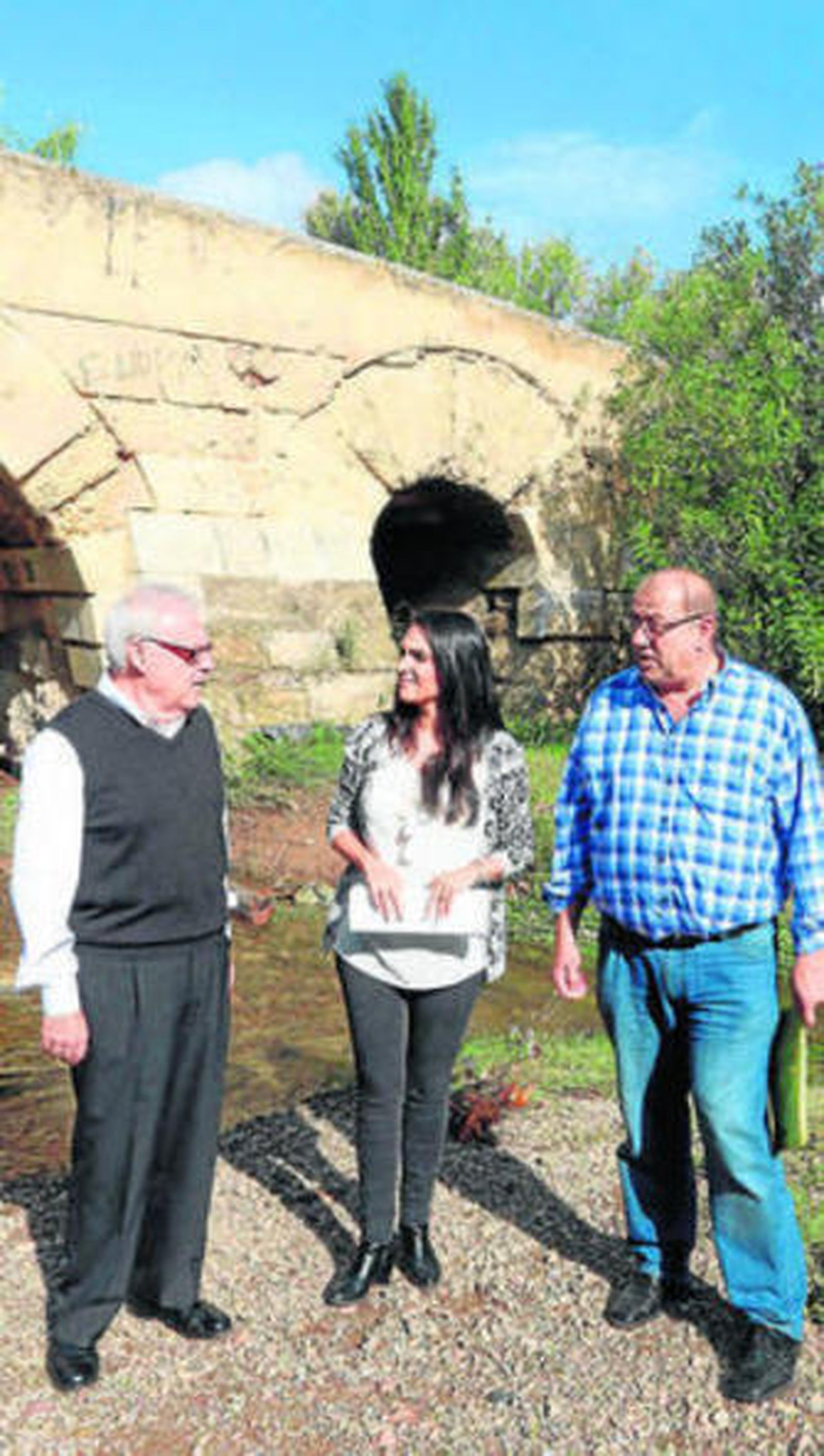 Emilio Aumente, Carmen González y Francisco Bellido, en el arroyo Pedroches.