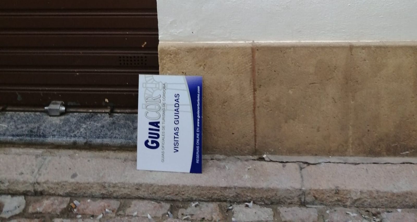 El cartel de un comercio vandalizado el fin de semana.