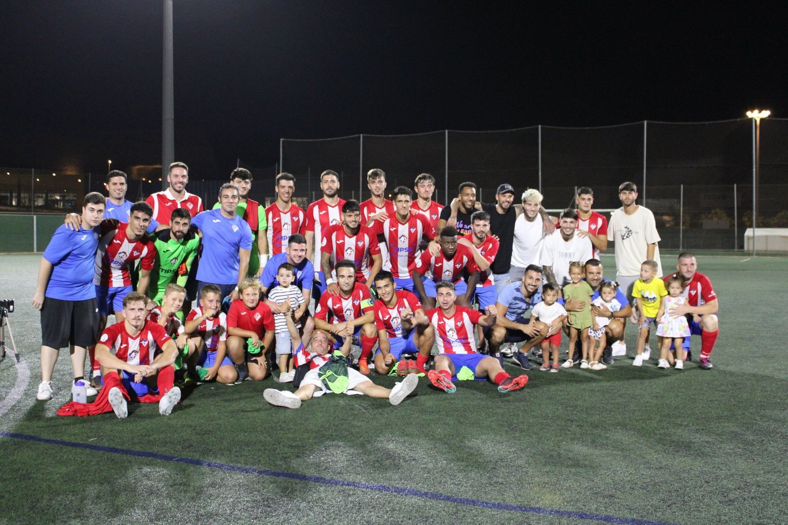 Los jugadores del Poli Almería posan después de hacerse con el Memorial Rafael Torres Tripiana.