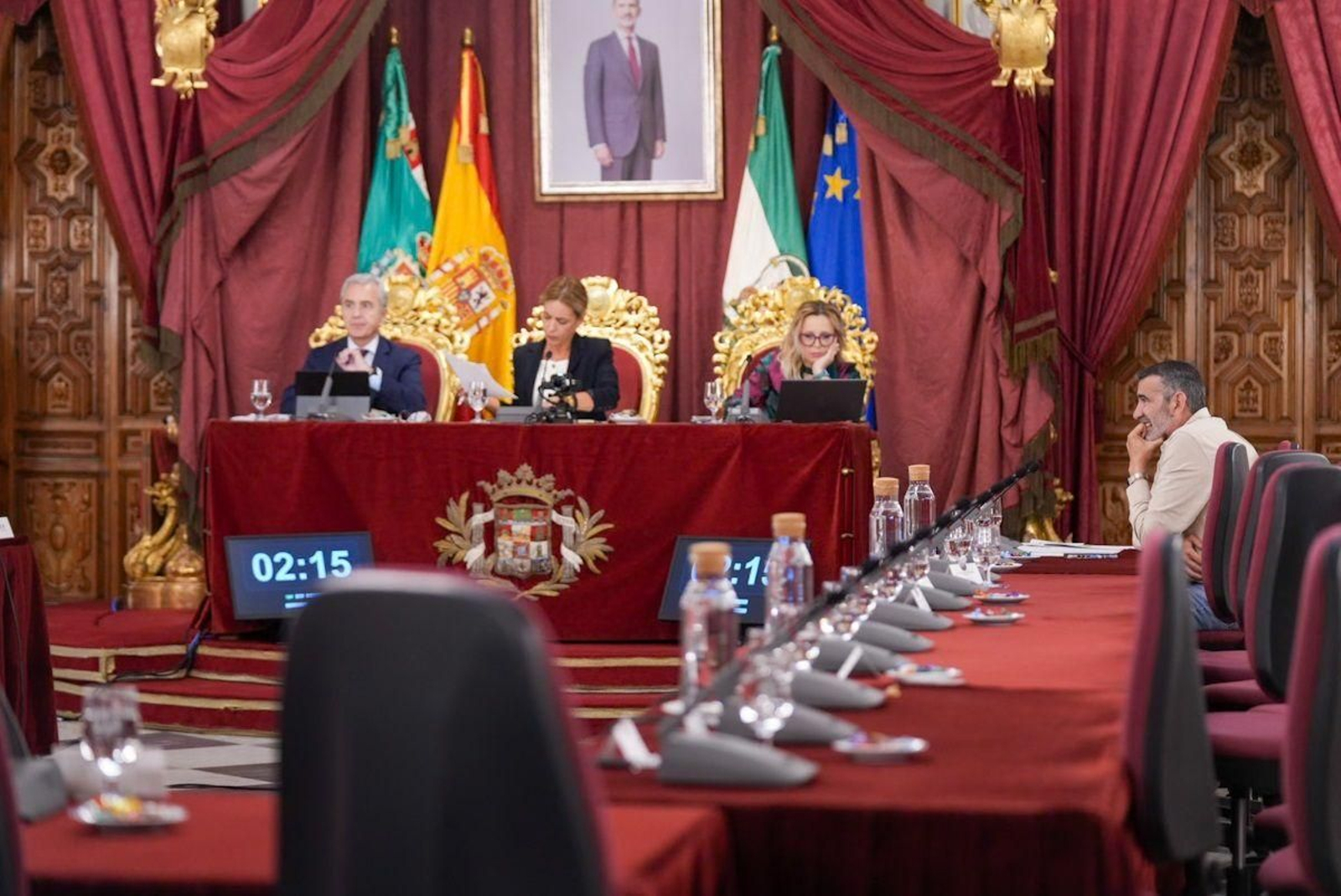 La presidenta de la Diputación preside el pleno extraordinario con la ausencia de los diputados del PSOE, salvo su portavoz.