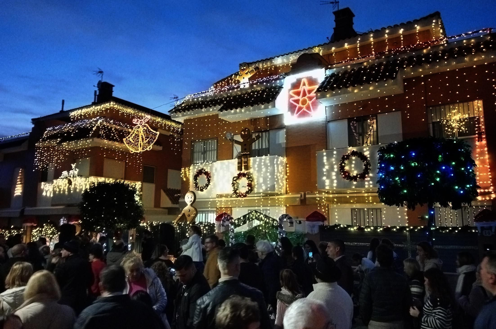 Imágenes de la calle del Grinch de Corrales, Huelva