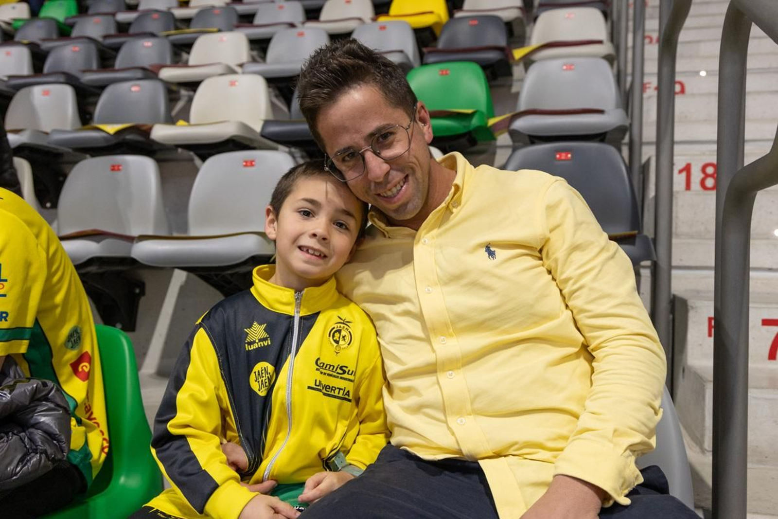 La fiesta amarilla en la goleada del Jaén FS al Barça, en imágenes